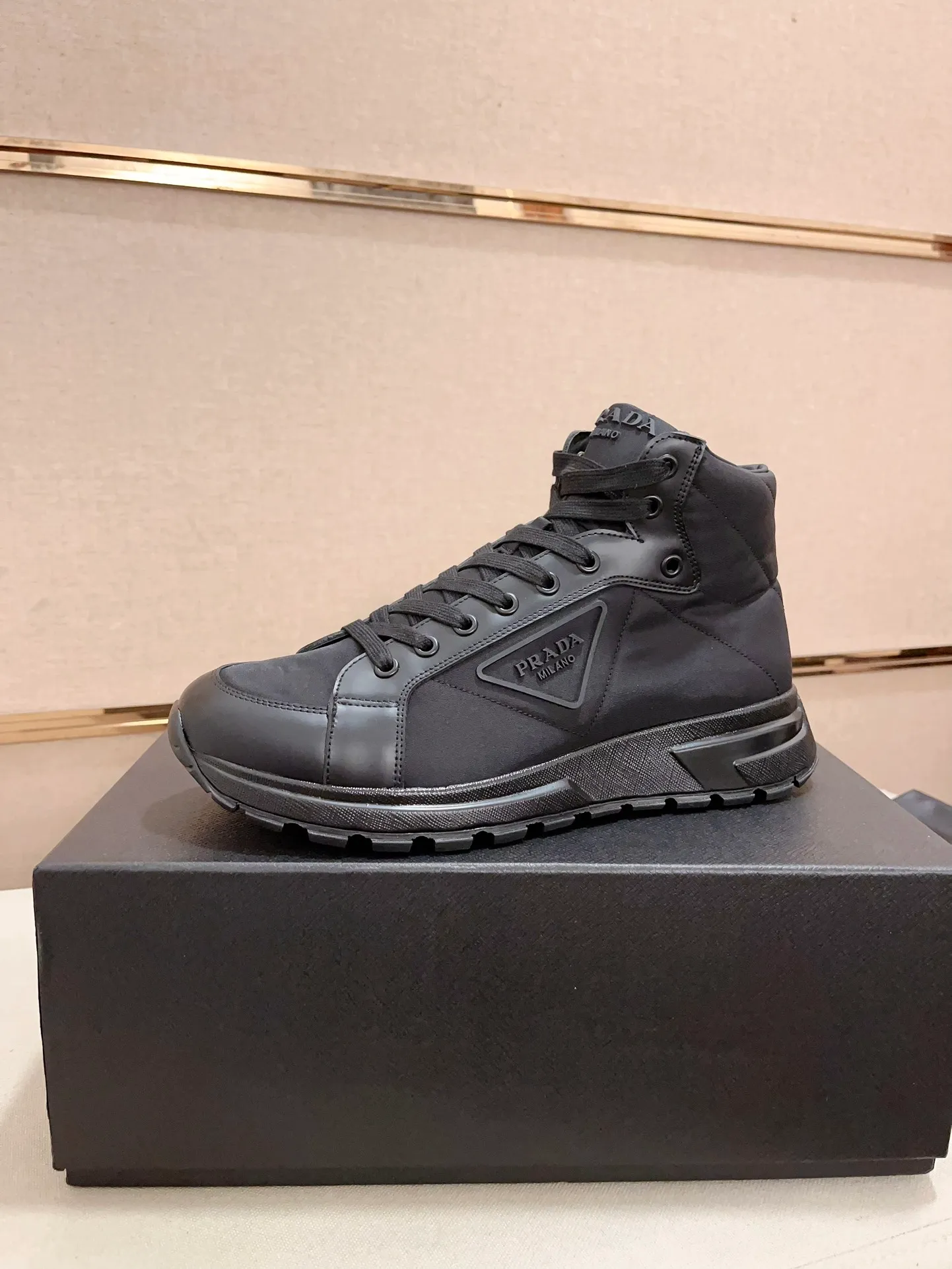 Men's shoes 💰 660💰 ✔️✔️✔️Top version High-quality new PRADA counters are launched simultaneously, new men's shoes, 😘fabrics are selected from first-layer cowhide and waterproof fabrics. Lining: Imported cowhide leather lining. 👍🏿High-end☄️Open-molded non-slip rubber outsole, exquisite lines, simple and elegant, comfortable and high-end for leisure travel. Number of yards: 38 to 44. Can be customized 45-46 non-returnable